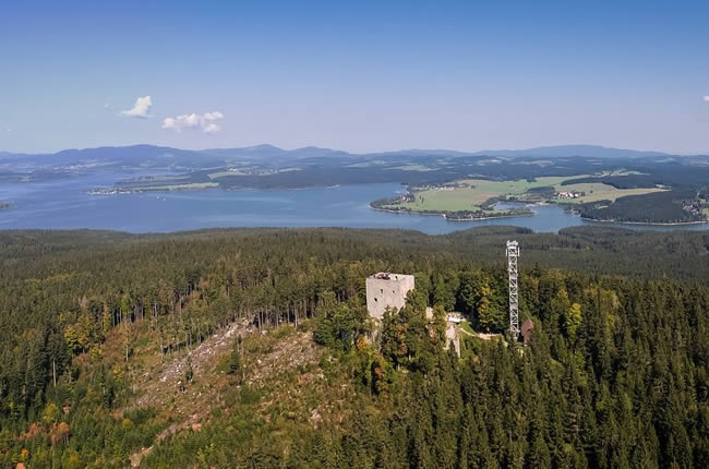 pohled na zříceninu Vítkův Hrádek a Kovářovský poloostrov