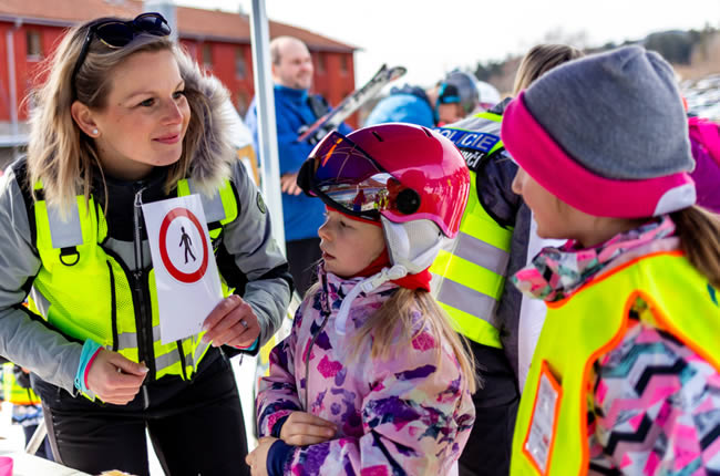 Bezpečně na sjezdovce s Policií ČR Bezpečně na sjezdovce s Policií ČR